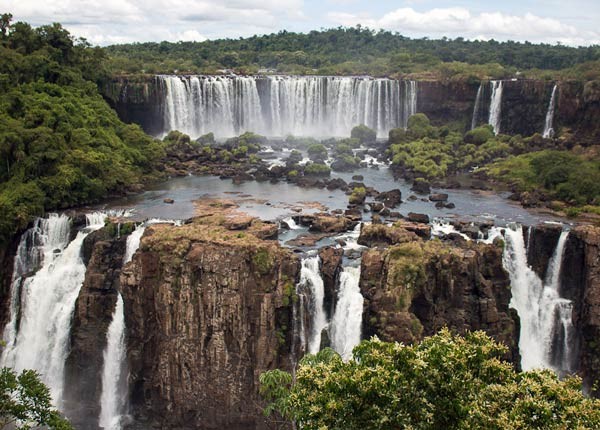 صور - شلالات اجوازو احد اجمل الشلالات في العالم