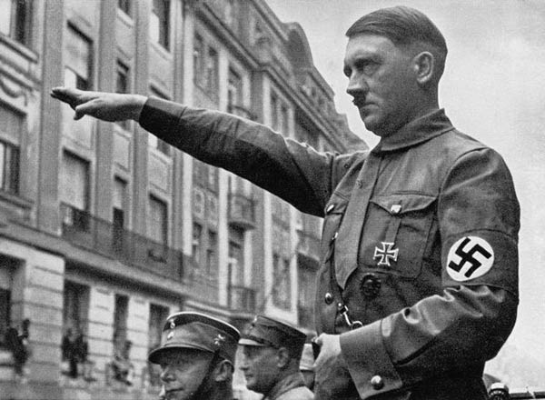 صور - قصة حياة أدولف هتلر النازي وانتحاره