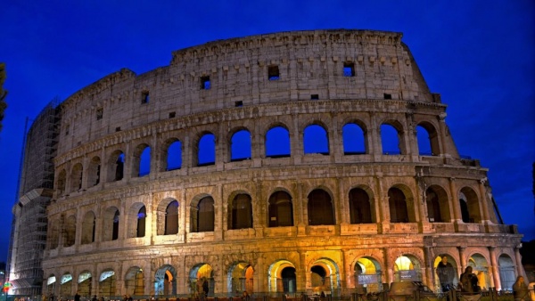 مبنى الكولوسيوم في روما من عجائب الدنيا