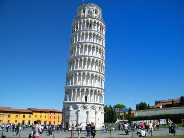 برج بيزا المائل في إيطاليا من عجائب الدنيا
