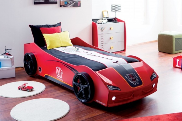 تصاميم سراير الاطفال على شكل سيارة حمراء